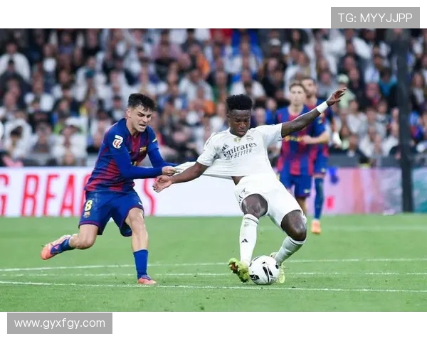 维尼修斯离场引爆马德里德比 西蒙尼手指耳朵回击皇马球迷赛场风波